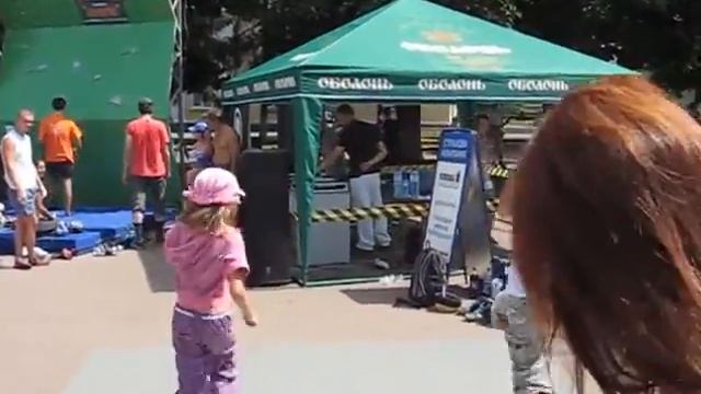 Девочка танцует JumpStyle