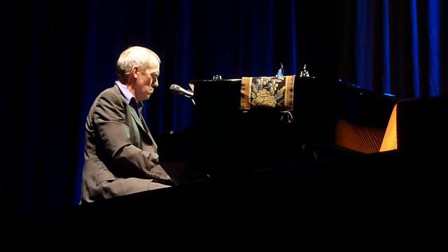 Hugh Laurie смотреть онлайн