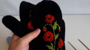 Варежки с вышивкой ! Маки на черном .Васильки .