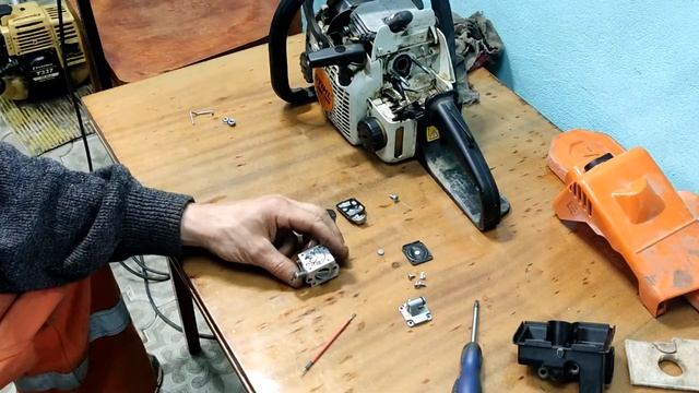 Бензопила при нажатии на газ глохнет. Не набирает обороты. смотреть онлайн