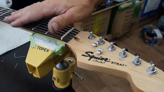 Squier by Fender Stratocaster 2007. Отстройка, мелкий ремонт, шлифовка ладов. смотреть онлайн