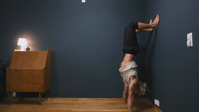 Handstand Push-up Secrets || HSPU tutorial - A different approach смотреть онлайн