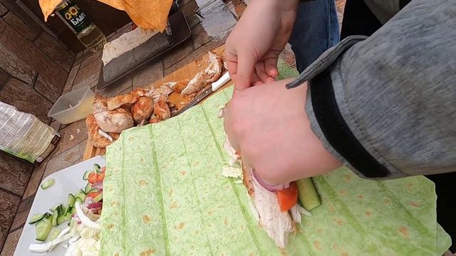 Самая лучшая шаурма!!! Это та которую сделали сами на даче всей семьей ;-) Дети подтвердят!!! смотреть онлайн