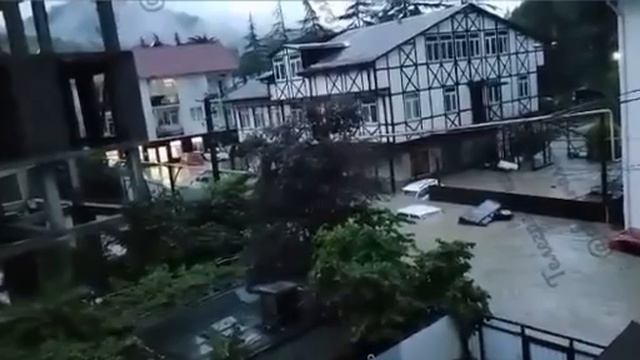 [ Альбом ]
В Сочи потоп — этой ночью сильно затопило Хостинский район из-за проливных дождей. Из бе смотреть онлайн