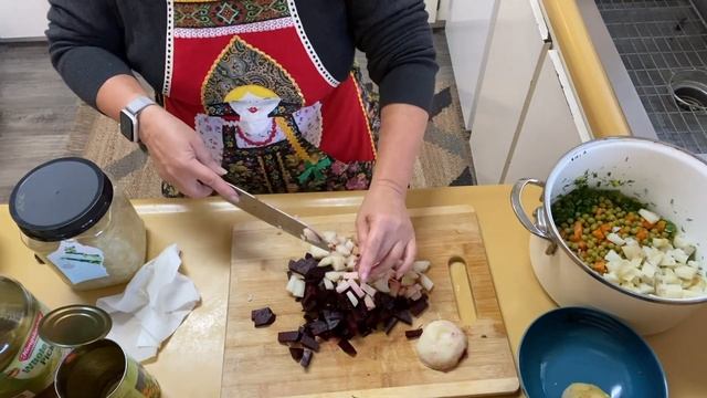 Russian Culture With Puma Messi. Making Russian New Year Salad #2 Vinegret. Винегрет!