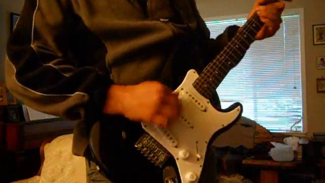 Fender Squier Strat Mini смотреть онлайн