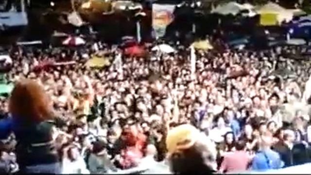 La piazza 5 Stelle inneggia a Berlinguer смотреть онлайн