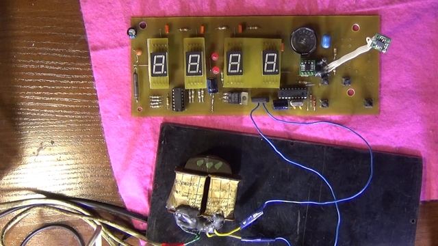 Самодельный электронные часы на микроконтроллере PIC16F84A смотреть онлайн