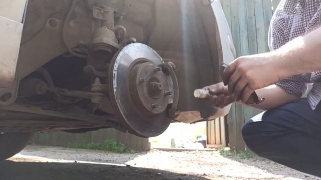 Nissan Tiida передние тормоза (закис поршень и направляющие) смотреть онлайн