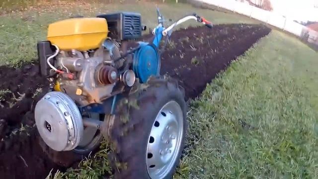 Мотоблок Нева сам пашет сидераты ( шины Ф-122 , а диски на 16 от автомобиля Нива ) смотреть онлайн