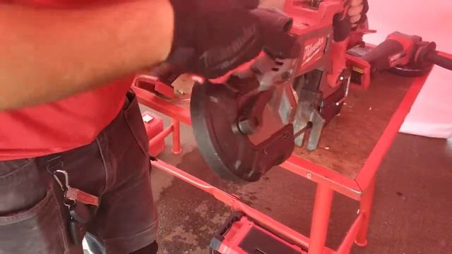 Аккумуляторная ленточная пила Milwaukee M18 CBS125 замена полотна смотреть онлайн