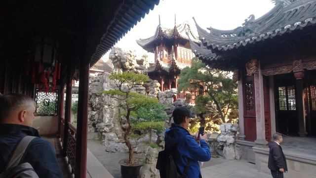 Старый город в Шанхае. Сад Юй Юань или Сад радости. Шанхай. Ноябрь 2023 смотреть онлайн