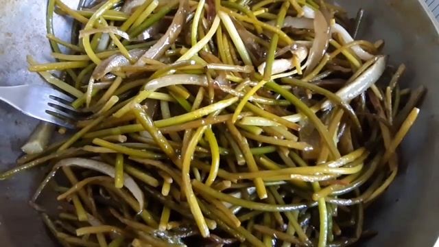 ЖАРЕНЫЕ ЧЕСНОЧНЫЕ СТРЕЛКИ С СОЛЁНЫМИ ОГУРЦАМИ смотреть онлайн