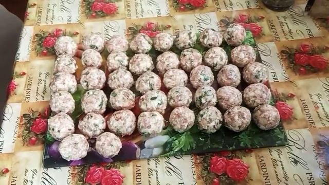 Очень нежные и сочные фрикадельки с сыром в томатном соусе. смотреть онлайн