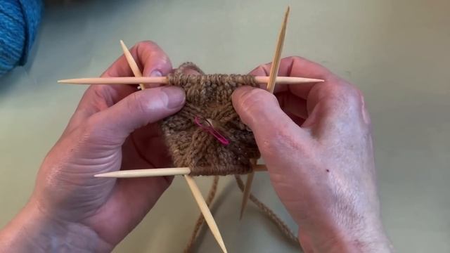 ШАПКА ОТ МАКУШКИ - мастер-класс по вязанию шапки смотреть онлайн