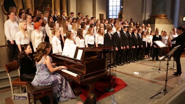 Klass 7C, 7D & 9E, 9F från Adolf Fredriks musikklasser sjunger "Vi är blommor" av Georg Riedel смотреть онлайн