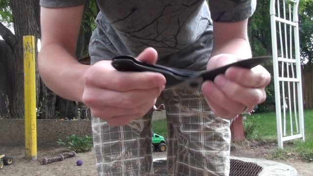 For The Dumb People : S1E1 - How To Open and Close a Knife смотреть онлайн
