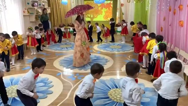 Игра «Волшебный зонтик» Старшая группа Осенний праздник #праздникдлядетей #детигруппыпингвинята смотреть онлайн