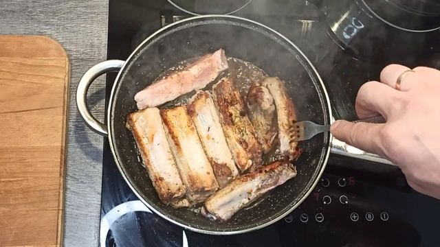 Томленые свиные ребрышки с картофелем на сковороде. Ужин за 30 минут