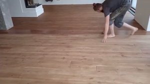 Дубовый пол  Заливка сучков эпоксидной смолой и покраска