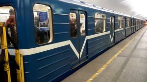 Выходят из вагона на конечную станцию Приморская