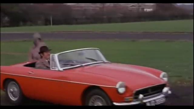 Monty Python - Upper-Class Twit of the Year смотреть онлайн