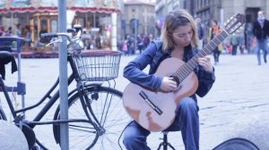 КРАСИВАЯ ИГРА НА ГИТАРЕ ► Талантливая Девушка Гитаристка, Уличный Концерт