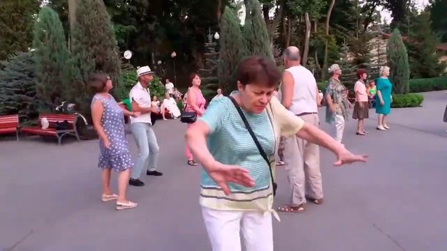 ТЫ ОЧЕНЬ КРАСИВА В ЭТОМ ПЛАТЬЕ! ТАНЦЫ ХАРЬКОВ СЧАСТЛИВЫЕ ДНИ смотреть онлайн