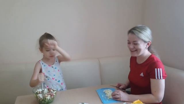 Режим самоизоляции. Простой рецепт салата с колбасой. Делаем татуировку на руке. Vlog. смотреть онлайн