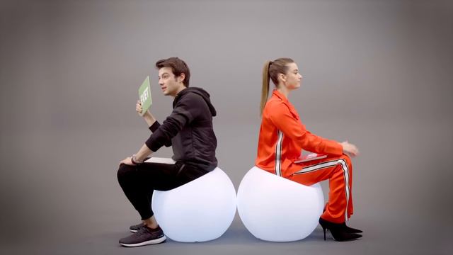 Afra Saraçoğlu Ve Mert Yazıcıoğlu Sırt Sırta’da