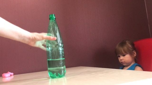 Самые лёгкие опыты с детьми. #didilike Надуваем шарик необычным способом. Опыт со скрепками... смотреть онлайн