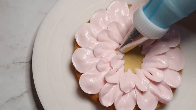 Royal icing Gerbera flower tutorial смотреть онлайн