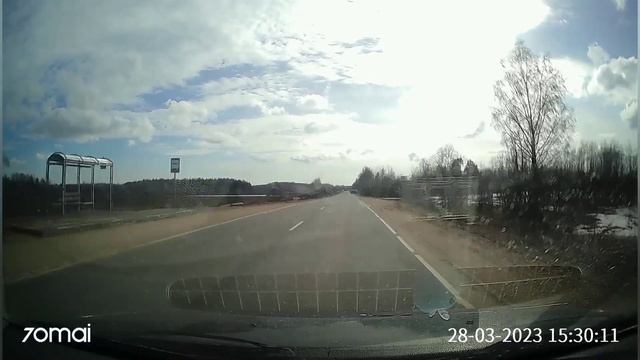 Нынче смотреть на дорогу не так интересно, в отличие от того, что происходит за её пределами 🙃 смотреть онлайн