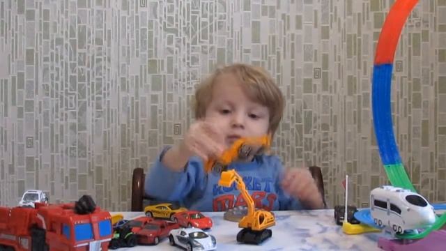 Много машин и робот-трансформер.Many Machines And Robot-transformer.许多机器和机器人变压器