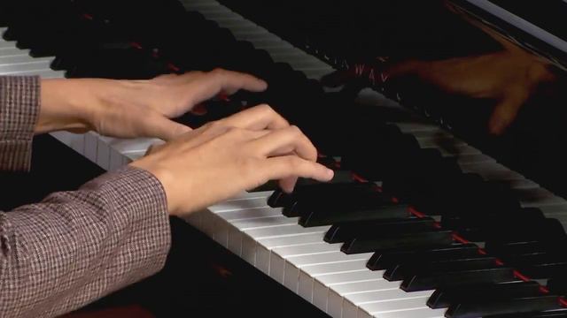 Chenyin Li plays Mozart Sonata No 5 in G K283 (first movement) смотреть онлайн