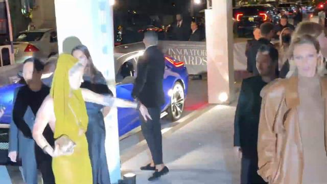 Kate Moss and Anja Rubik arrive at WSJ Innovator Awards in NYC! #katemoss #anjarubik смотреть онлайн