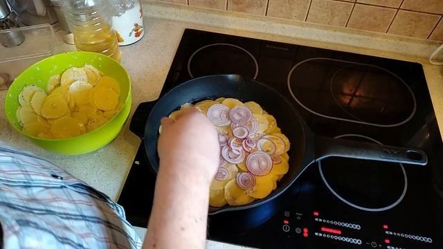 Картофель жареный Фриттата. Кухня Италии. Frittata Recipe