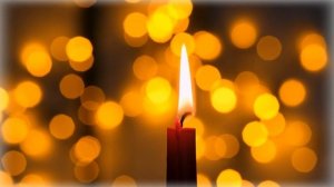 Видео заставка на экран: Горящая Свеча на Фоне Золотого Боке