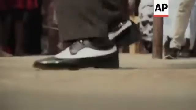 Весёлые похороны танцы с гробами на плечах Мем смотреть онлайн