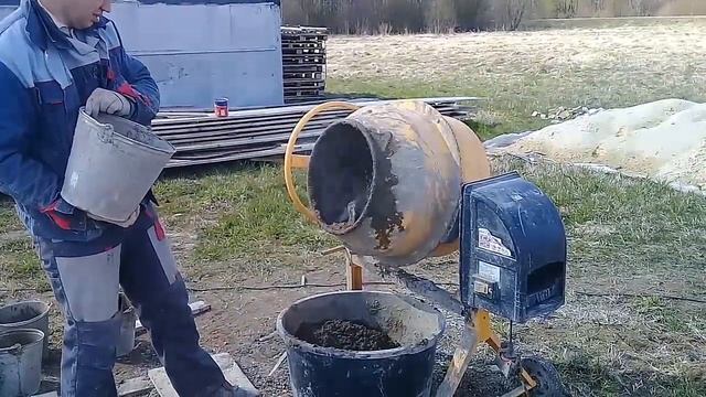 #4 Как построить очень ДЕШЕВЫЙ И ТЕПЛЫЙ ДОМ! Готовим раствор. смотреть онлайн