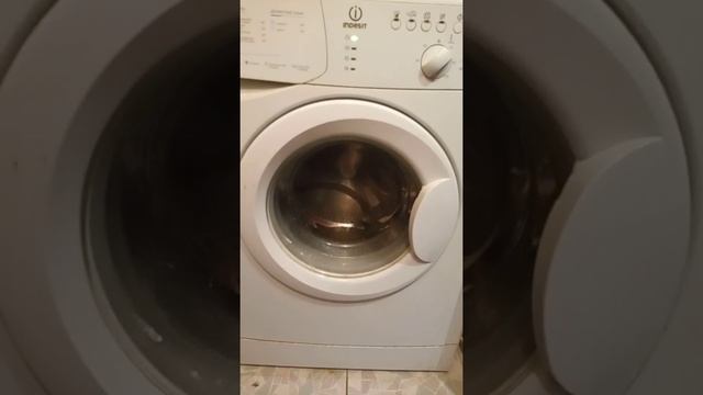 Стиральная машина Indesit wisl 103 (демонстрация работы) смотреть онлайн