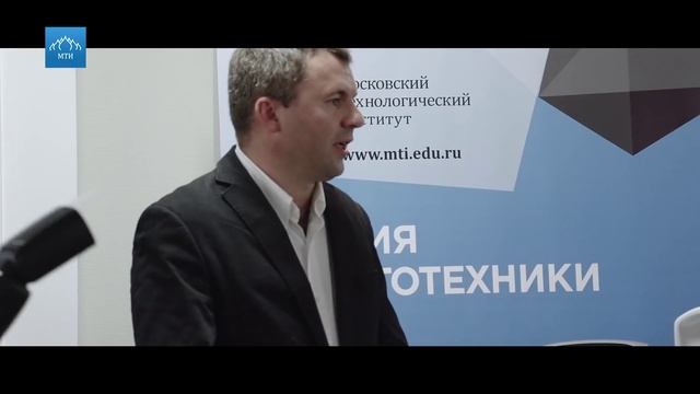 Робот и Дмитрий Анатольевич Медведев: А почему вы это спрашиваете? смотреть онлайн
