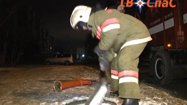На Юго-Западе Екатеринбурга из-за пожара прорвало трубу с кипятком смотреть онлайн