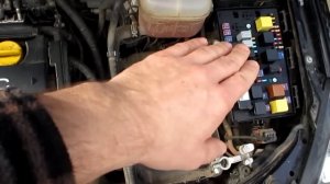 Замена ксеноновых ламп на Опеле через капот