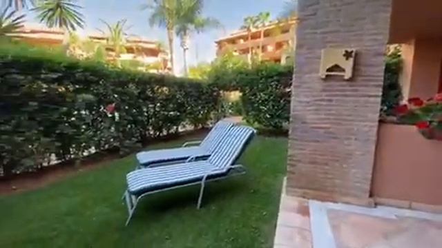 Квартира с собственным садиком в комплексе Bahía de Marbella на второй линии моря смотреть онлайн