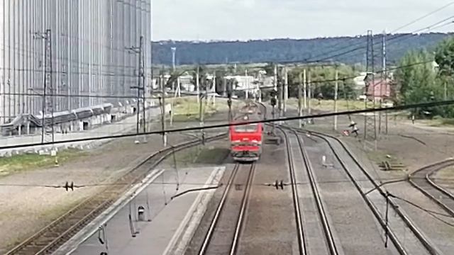 Электровоз 2ЭС6-1151 "Синара" проезжает станцию Искитим смотреть онлайн