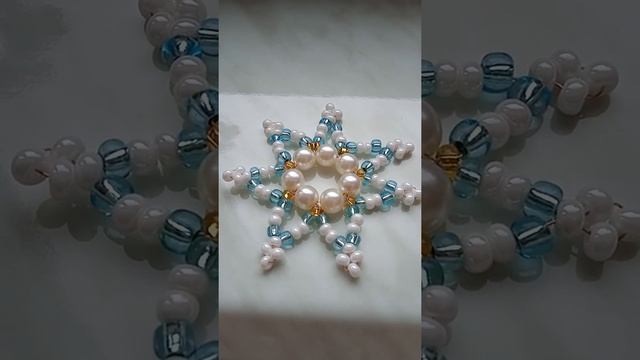 Снежинка из бисера и бусин, Snowflake made of beads смотреть онлайн