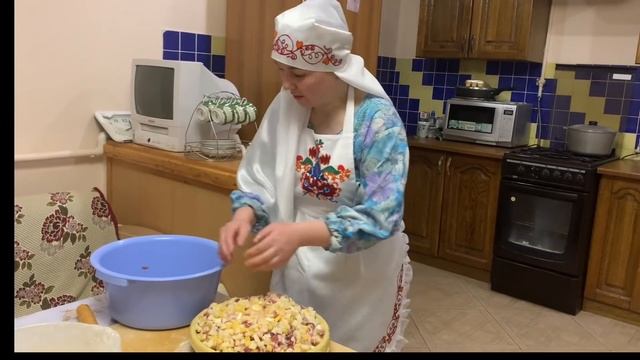 Татар бәлеше! Блогер Фәгыйлә Шакирова бәлеш ясый! Татарский «Зур Бэлиш» с мясом и картошкой смотреть онлайн