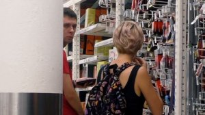 ДЕВУШКА ГРОМКО ПЕРДИТ 2 / ПРАНК в ТЦ (реакция на пердёж)