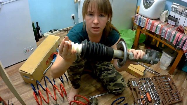 Ходовка Nissan March / Micra . Девушка механик. Лифт подвески. смотреть онлайн